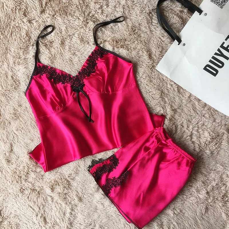 Пижама женская летняя с глубоким треугольным вырезом шорты на бретельках