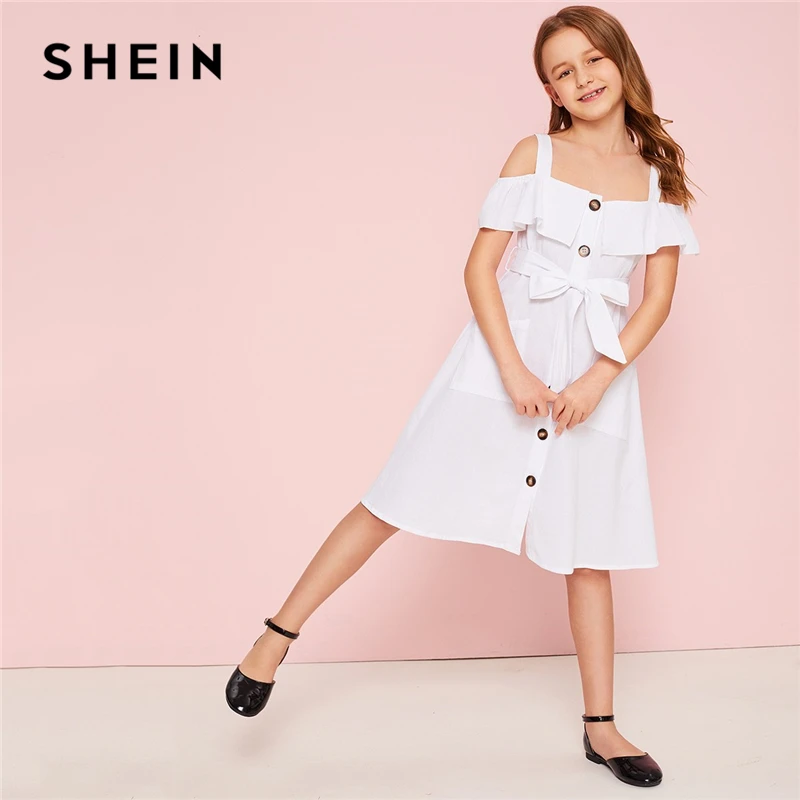 SHEIN детский белый с открытыми плечами и отделкой рюшами и поясом Рубашка Boho платье летние пуговицы спереди Высокая талия по колено милое платье