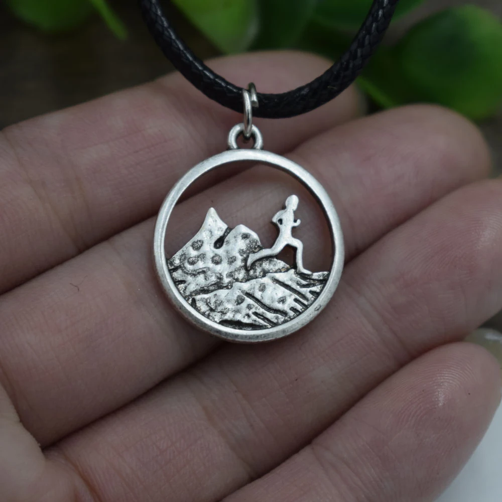 SanLan A Boy Runner Round Charm running Pendants Snowy Mountain Necklace Hiking Outdoor Travel Jewelry Mountains Climbing Gifts | Украшения