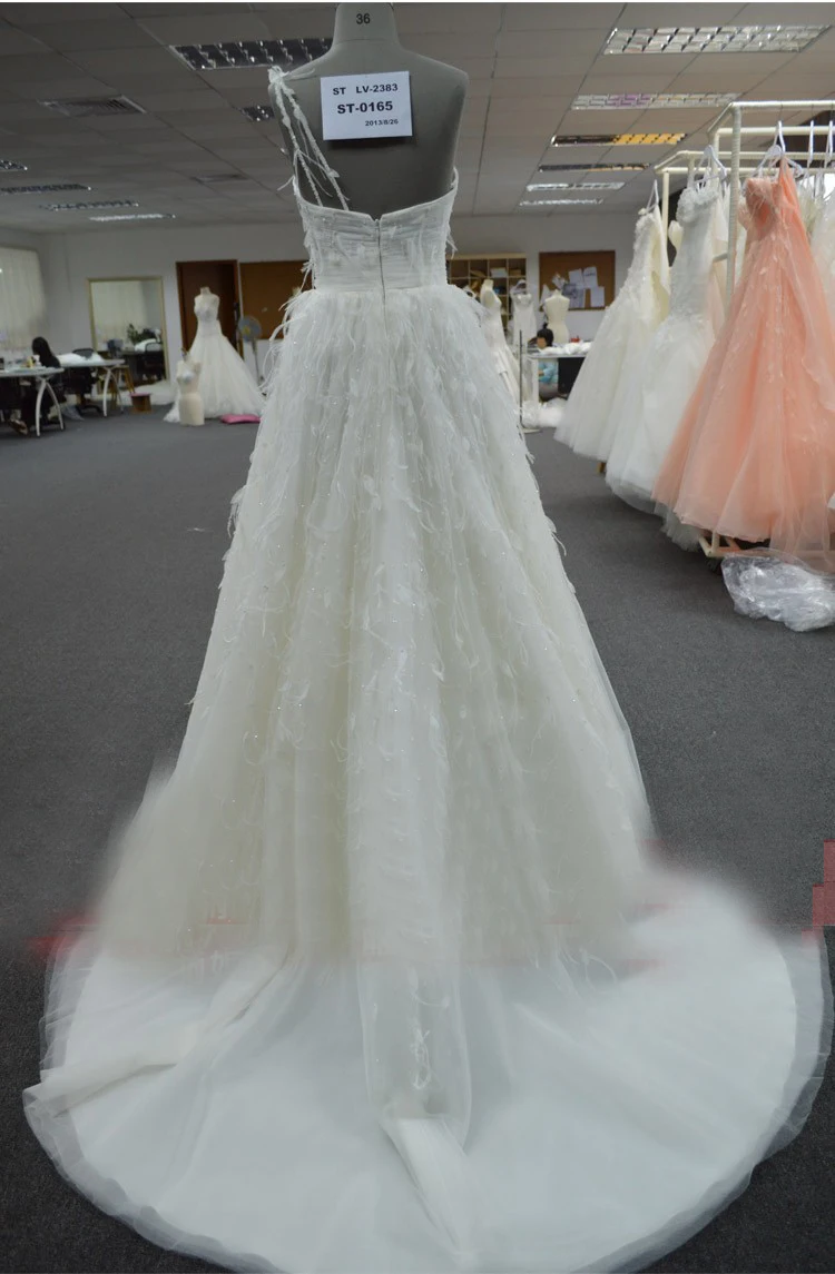 Женское вечернее платье с открытыми плечами Lovley длинное фатиновое перьями