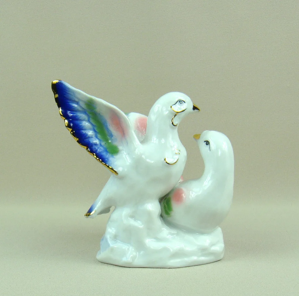 Романтическая фарфоровая фигурка влюбленных голубей позолоченная керамика пара