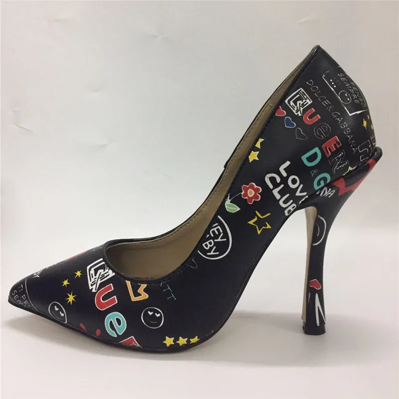 Black Heel 10cm Новинка года; шикарные женские ботинки-гладиаторы на высоком каблуке с принтом «граффити»; Узкие женские туфли-лодочки с острым носком на тонком высоком каблуке - Цвет: Black Heel 10cm