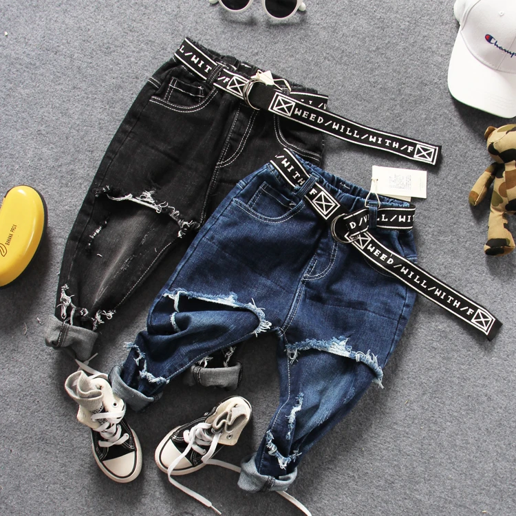 Новинка 2018 детские брюки с потертостями джинсовые для мальчиков ремнем модные