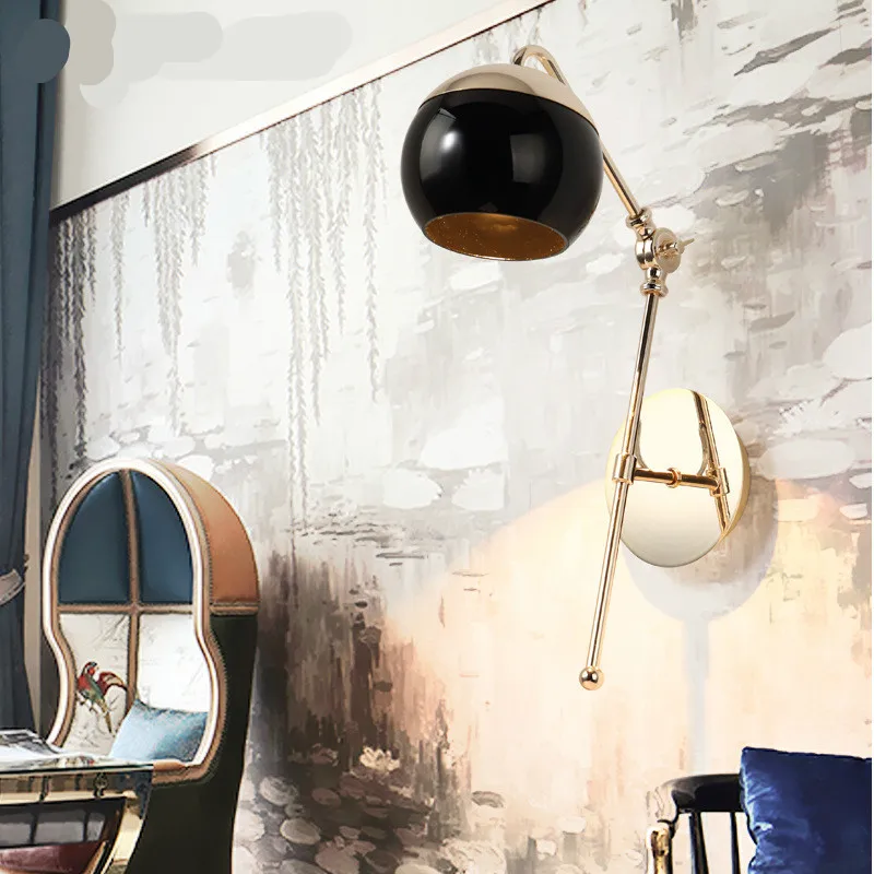 Постсовременный гибкий настенный светильник из золотого железа и стекла для