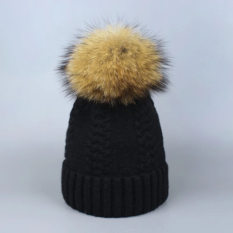 Black Натуральный мех енота помпонами вязаная шапка мяч Beanie зимняя шапка для женщин Девушки Шерсть Хлопок Skullies женский лыжный кепки - Цвет: Black