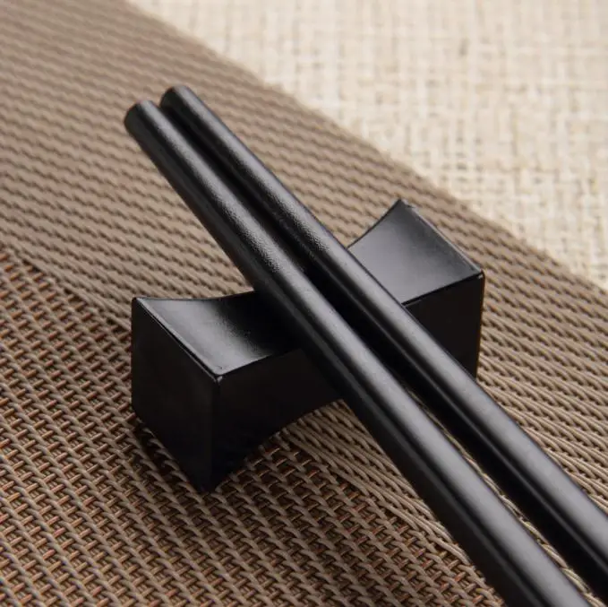 

200pcs Chinese Black Color Chopstick Rest Irregular Pillow Shaped Chopsticks Holder Hotel Restaurant Tableware SN1420