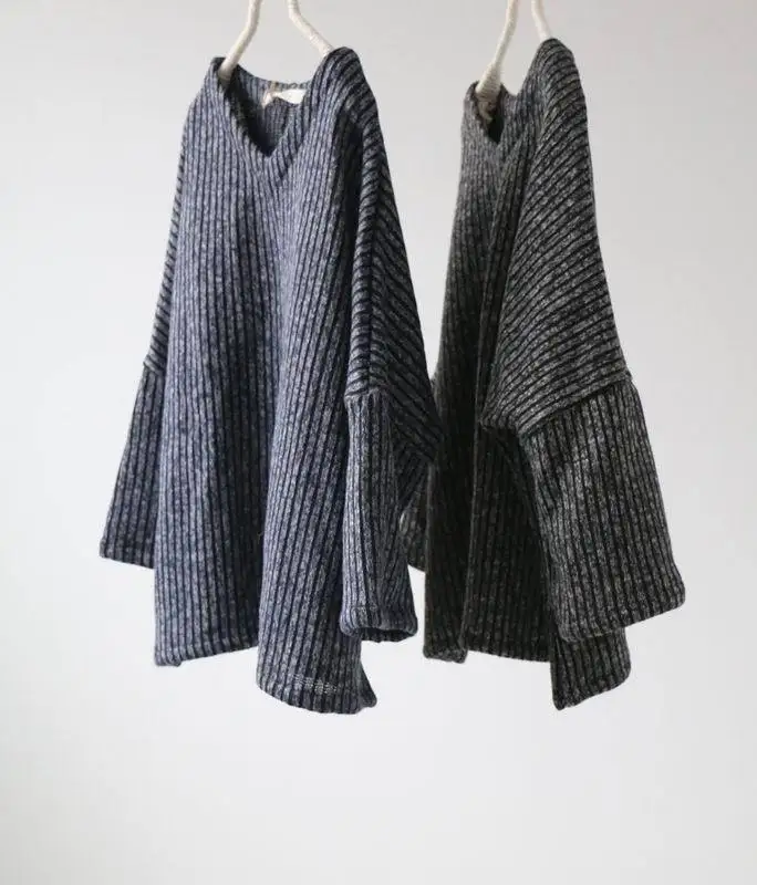 Женское шерстяное худи в полоску с V-образным вырезом |