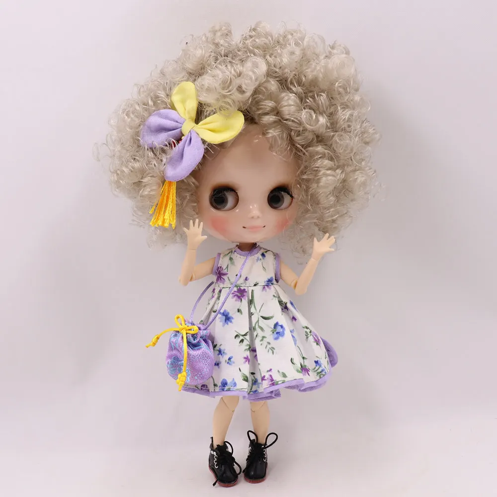 Кукла Middie Blyth желтое пальто с цветочным платьем фиолетовой сумкой и чулками