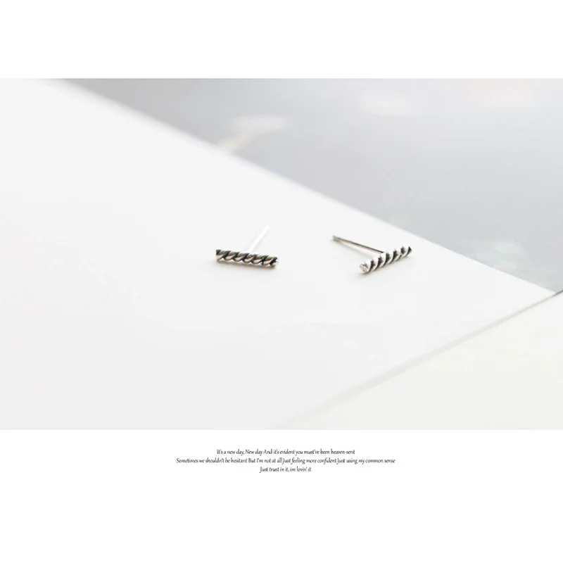 Женские серьги-гвоздики с минималистичной линией