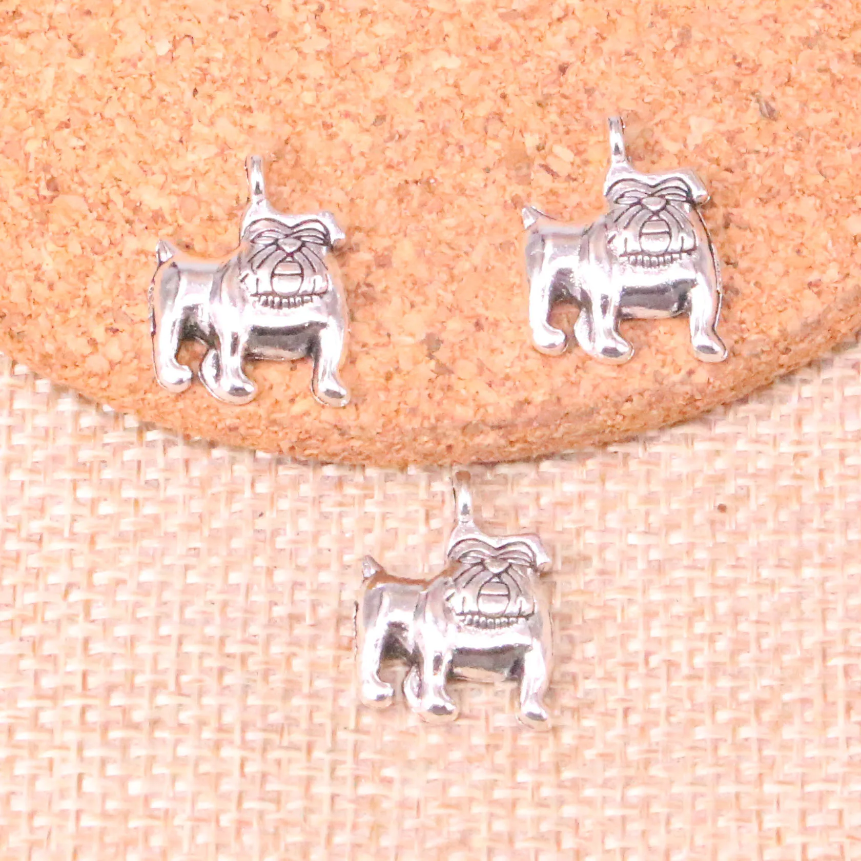 18 шт. старинное серебро собака мопс бульдог Подвески для DIY jewelry браслет 17*13