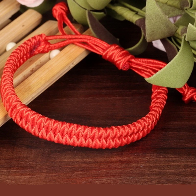 Сплести красный браслет. Красный плетеный браслет. Браслет из веревки. Браслет на веревочке. Браслет из красной веревки.