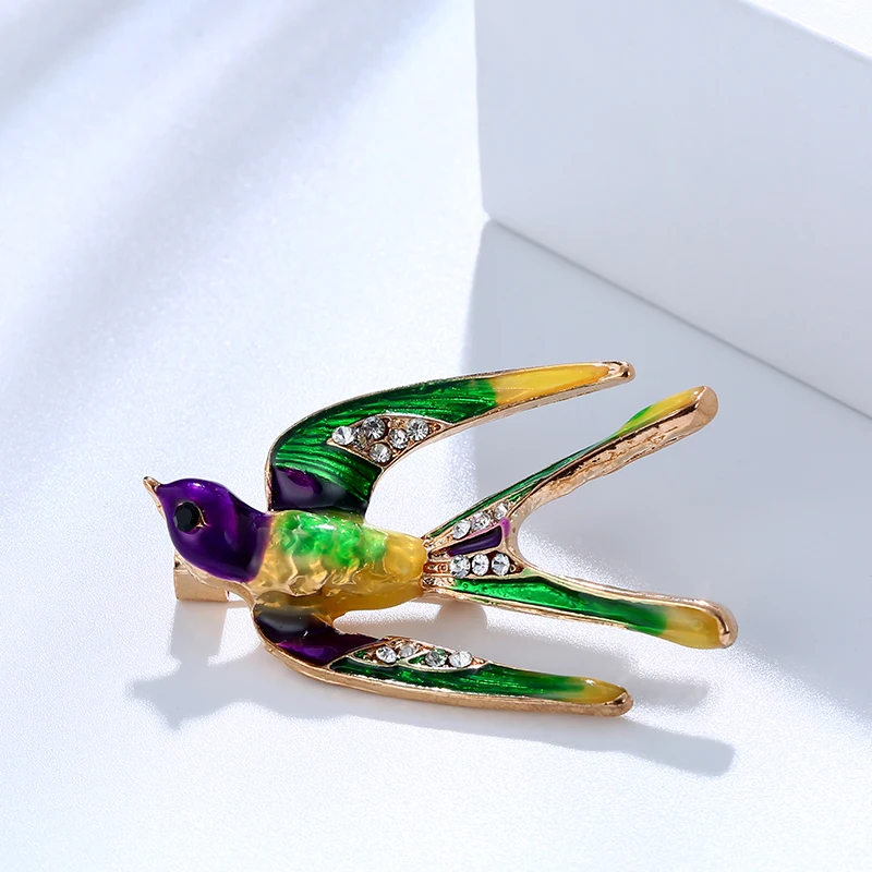 Брошь в виде милой маленькой Ласточки с инкрустированными кристаллами