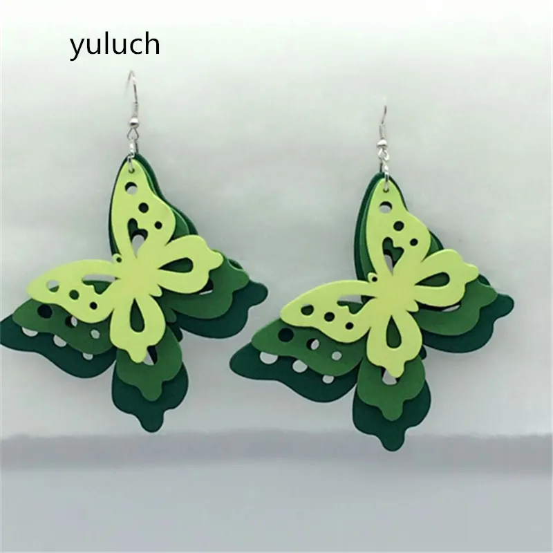 Женские деревянные серьги бабочки трехцветные длинные в картонной коробке