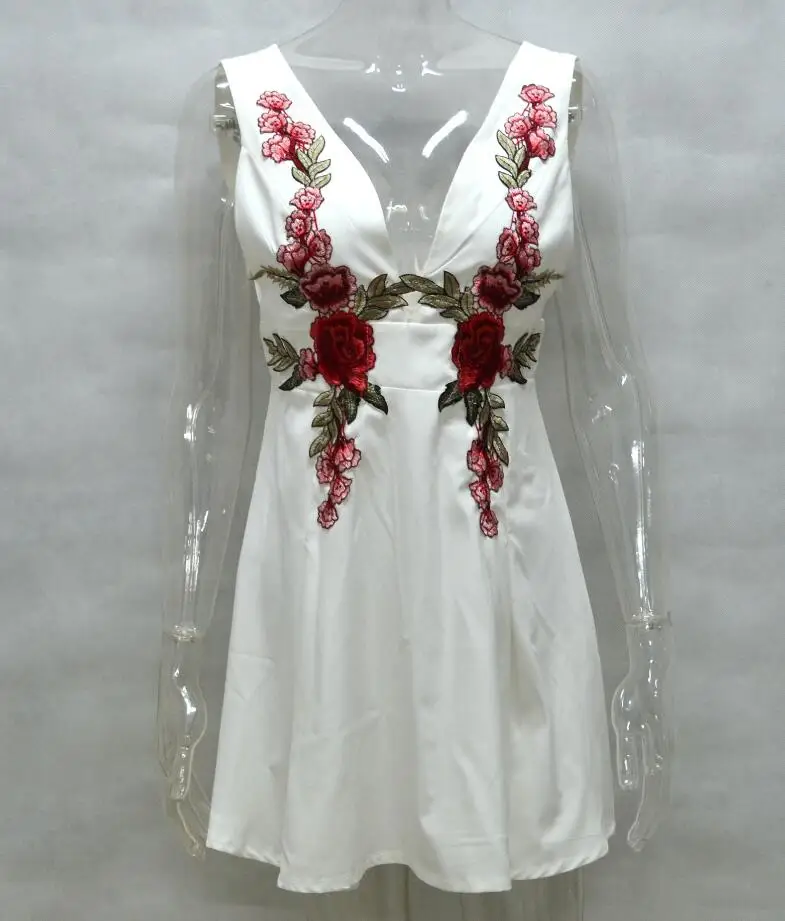 Женское платье с цветочной вышивкой черное Повседневное треугольным вырезом