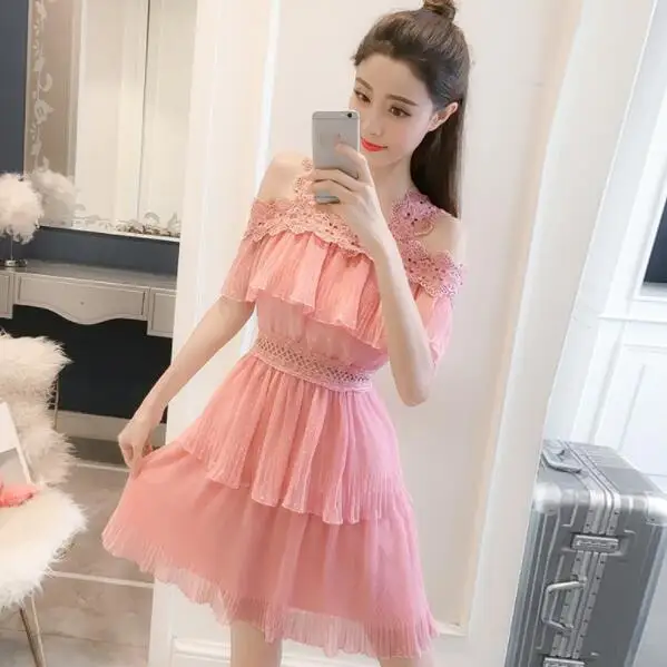 Женское платье с коротким рукавом розовое кружевное вырезом лодочкой и оборками