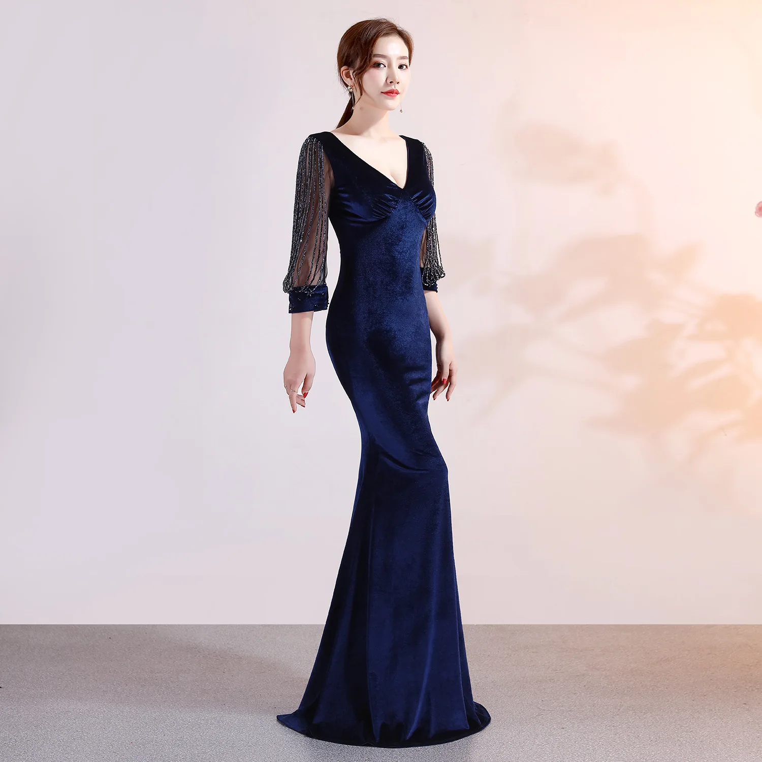 Синее бархатное платье с хрустальными бусинами рукав три четверти v образный