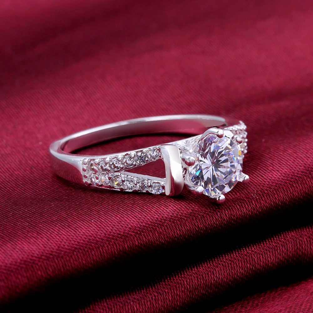 Кольцо с драгоценным камнем покрытое серебром инкрустированное фианитом