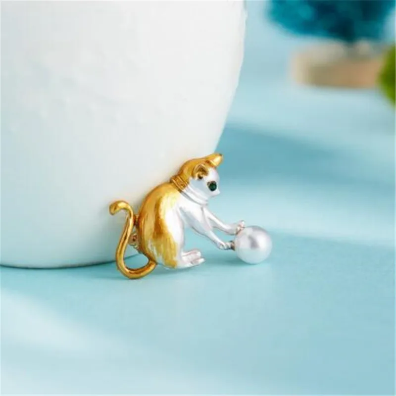 WKOUD Play Ball Cat Brooch Enamel Animal Kitty Brooches for Women Kids Jewelry Green Eye Small Pins Fashion | Украшения и