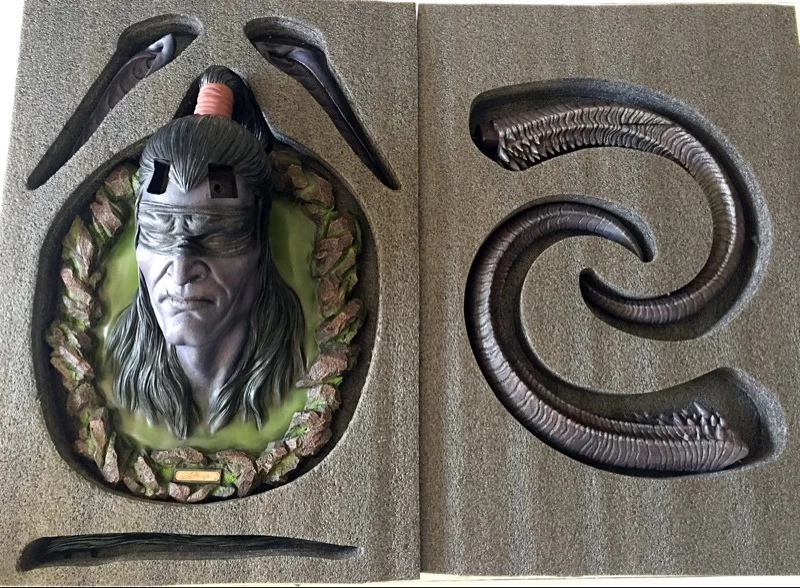 

MODEL FANS IN-STOCK wow Illidan Horned head gk resin Wall-mounted contain led light eye and base for Collection