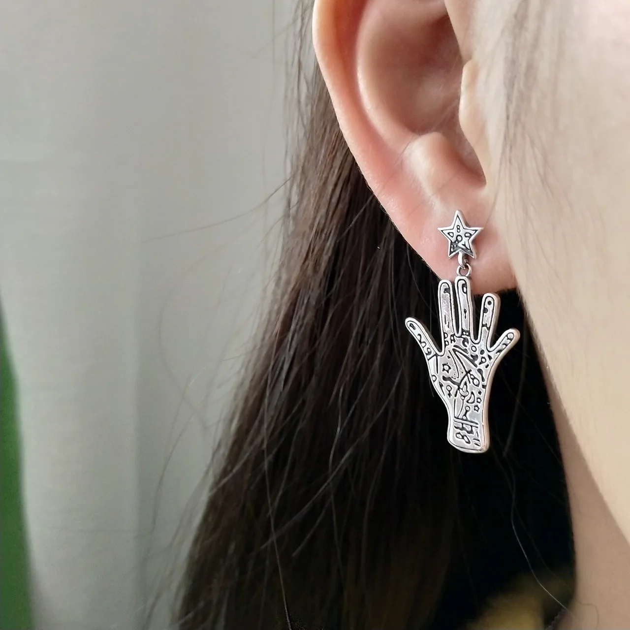 Серебряные украшения в стиле винтаж с дизайном, имитирующим старинные аксессуары. Реальные серьги в партии.