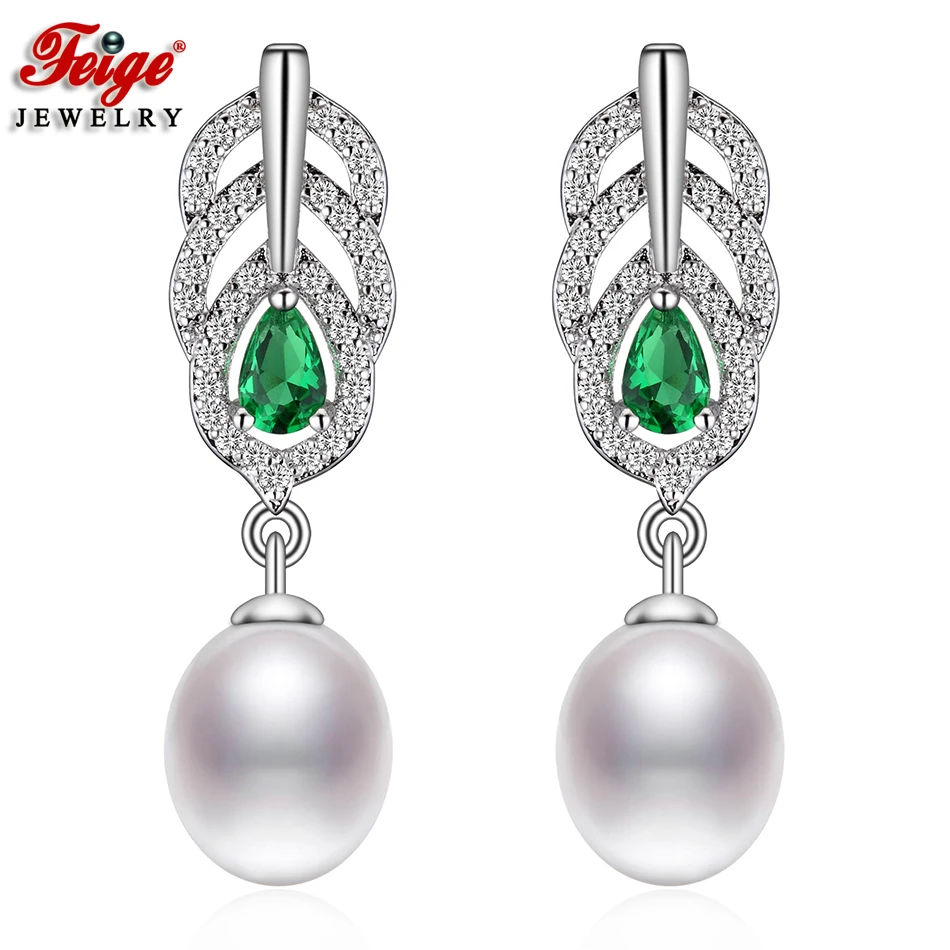 

Серьги-гвоздики женские с белым пресноводным жемчугом и фианитом