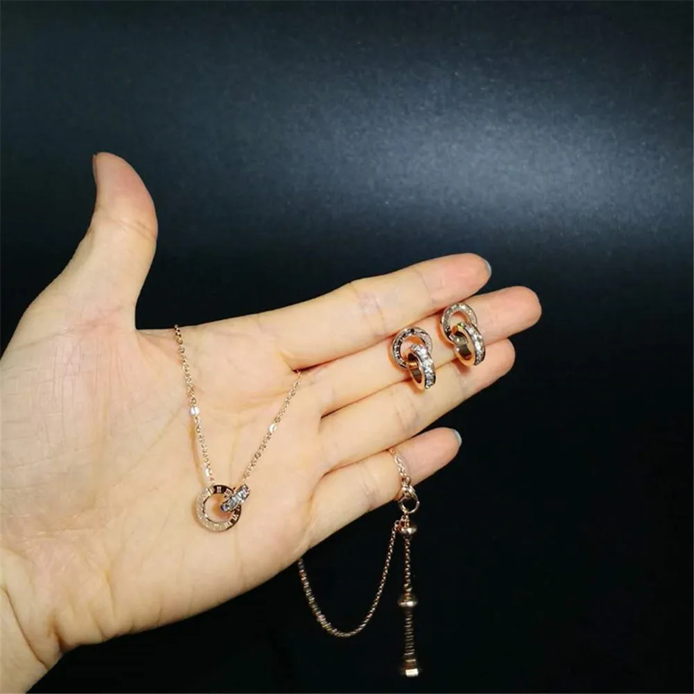 Роскошное ожерелье с подвеской из титановой стали и розового золота римскими