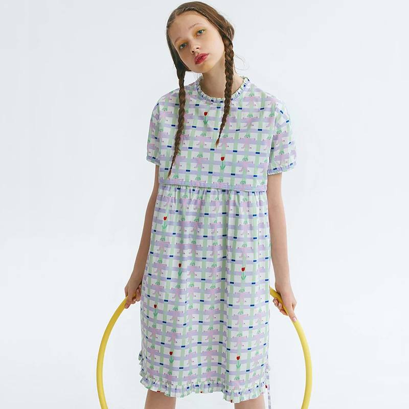 Свободное женское платье в клетку с коротким рукавом и круглым вырезом высокой