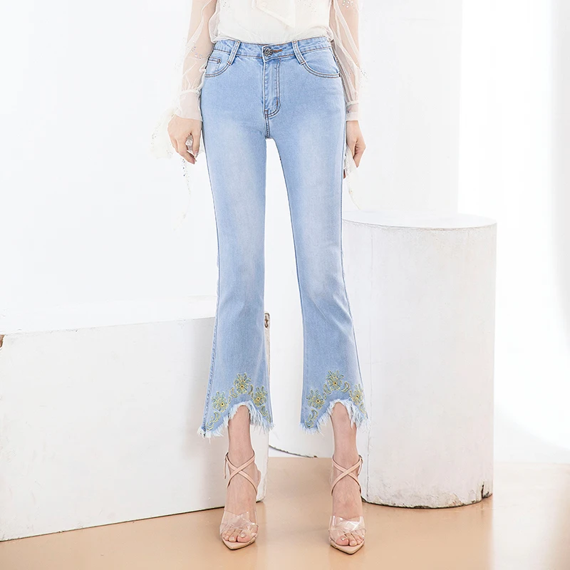 Женские расклешенные джинсы с высокой талией и вышивкой большие размеры светло