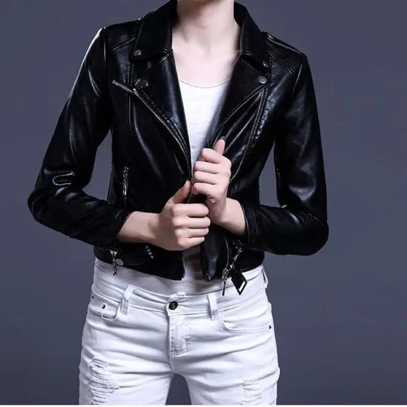 Женская кожаная куртка черная облегающая из искусственной кожи на молнии с