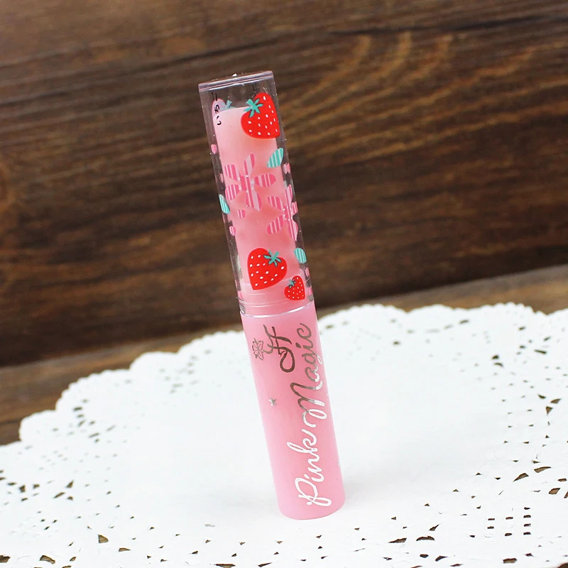 Розовая помада с фруктовым вкусом защищает увлажняющий бальзам для губ