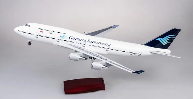 47 см 1/150 масштаб игрушечные модели самолетов Boeing B747 Garuda индонезийская модель самолета с светильник и колесами из полимерного пластика