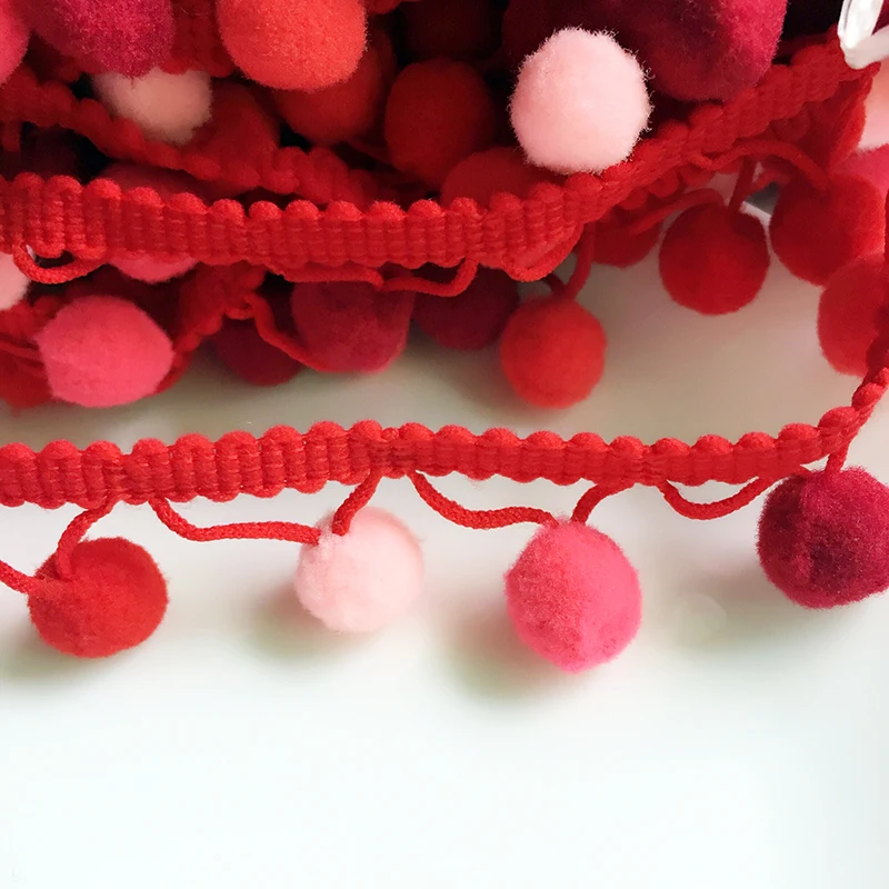 Лента с радужными кисточками и помпонами ручной работы зеленая/красная