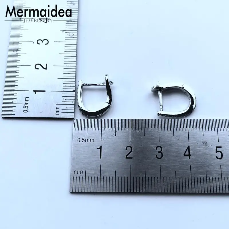 Классические белые креольские серьги-кольца на петлях с фианитом Модная