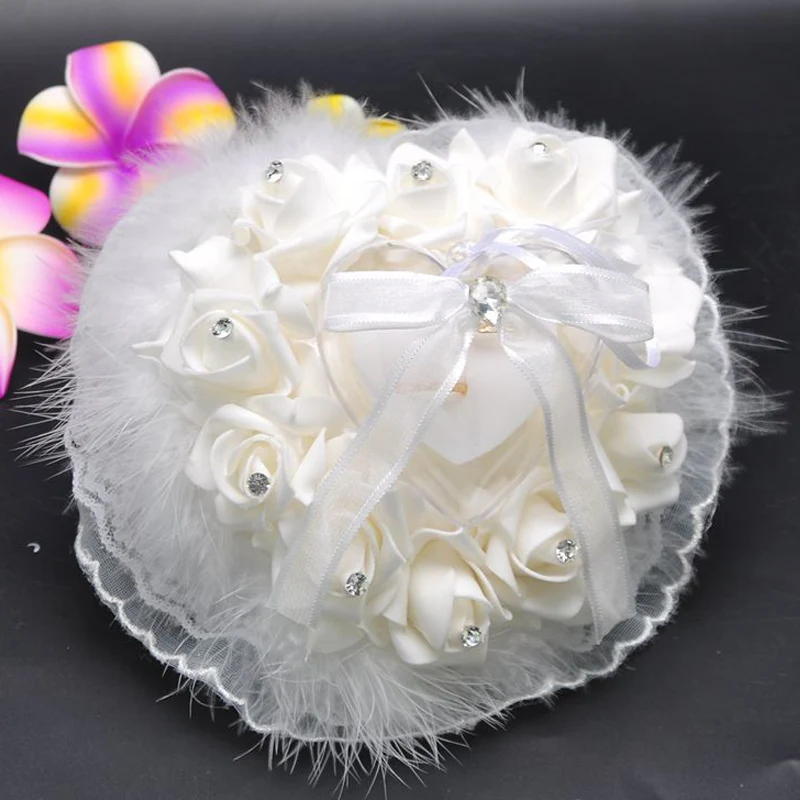 Подушка-кольцо с имитацией розы из полиэтилена 21*18*10 см бриллиантами и