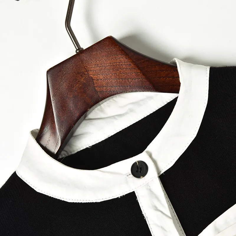 early spring of 2019 with black and white collision splicing butterfly knot lady's style Z81150 knitted cardigan |