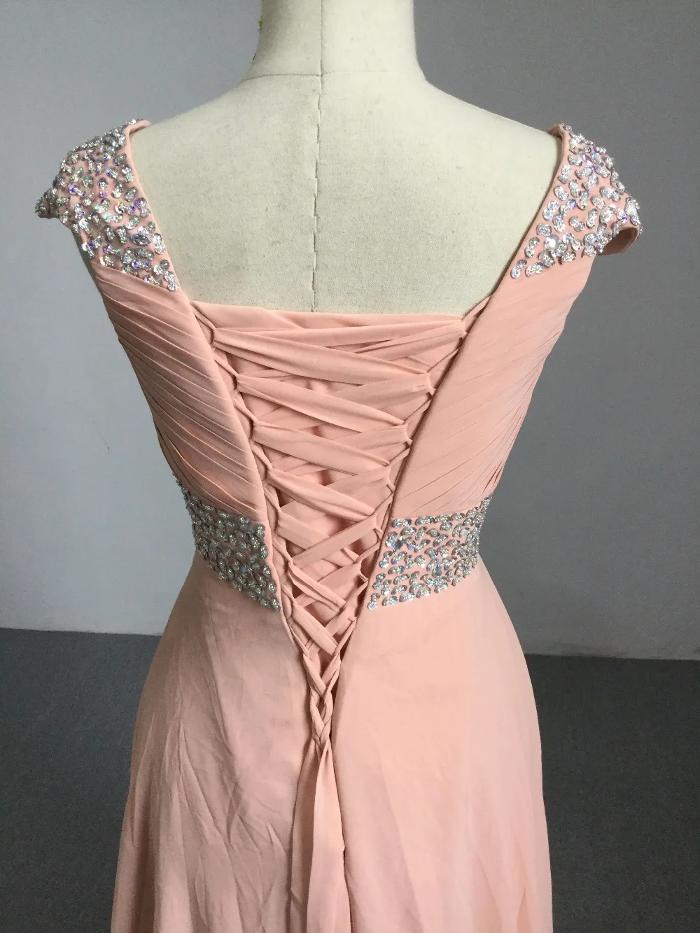 Женское платье с блестками длинное плиссированное персикового цвета бисером для