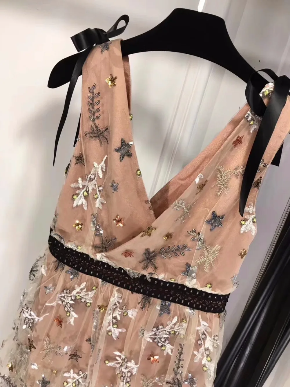 Женская летняя обувь платье модное платье для девочек, vestidos de fiesta, трудоемкими музыкальная нота вышивка Повседневные платья сексуальное платье с v-образным воротом, Сетчатое
