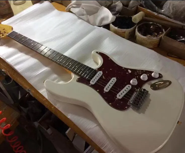 

Factory wholesale electric guitar with 3 pickup cards, red guard plate, hardware, Rosewood Fretboard, provide cutting,