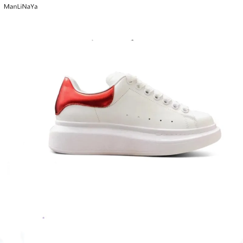 Женские кроссовки со шнуровкой белые замшевые на толстой платформе шлейфом