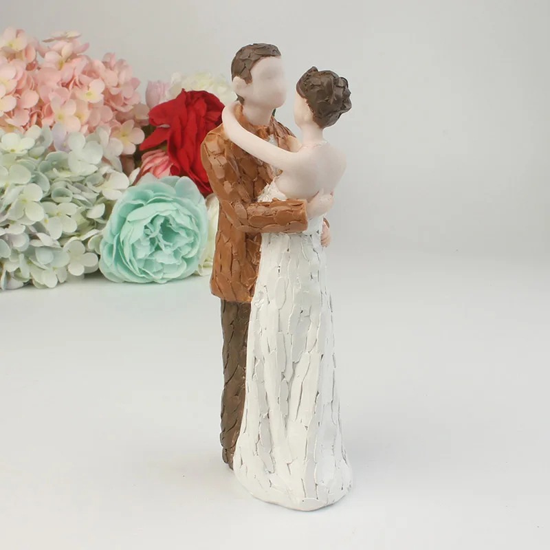 Романтическая круглая Статуэтка жениха невесты на талии с цветами из смолы