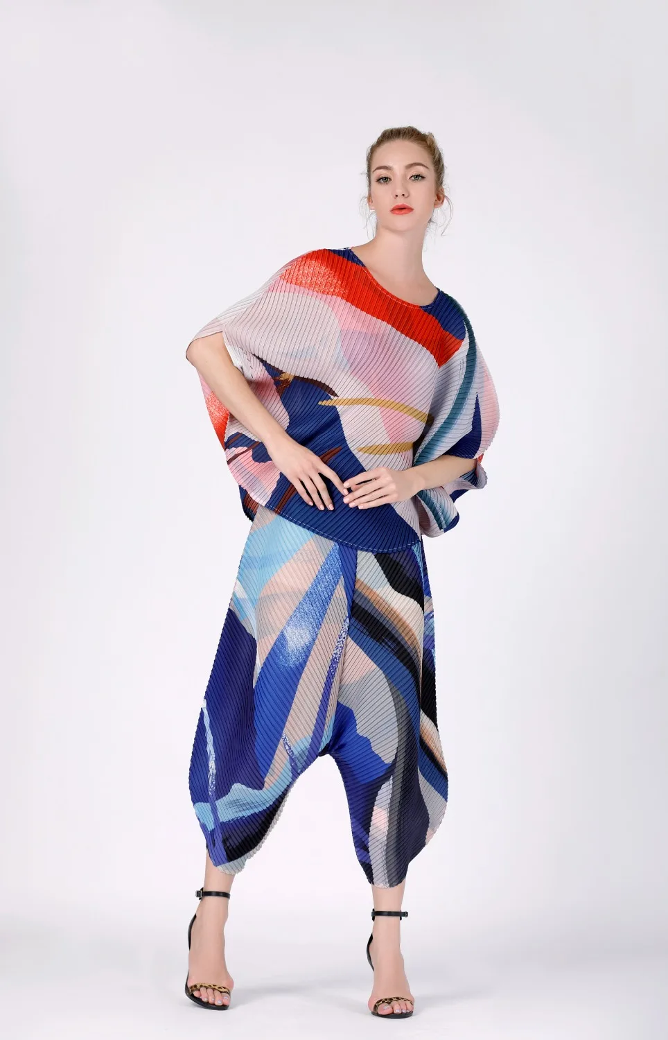 Лидер продаж модная футболка миаке с коротким рукавом и круглым вырезом + брюки