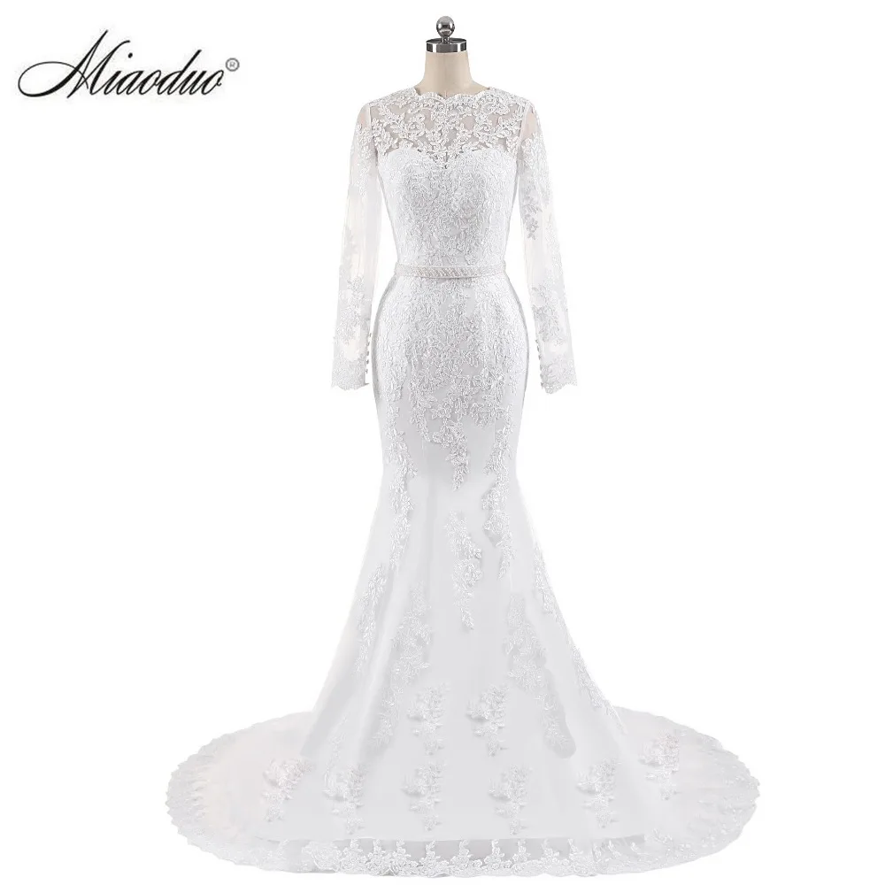 Свадебное платье с длинным рукавом кружевной аппликацией и жемчужным поясом