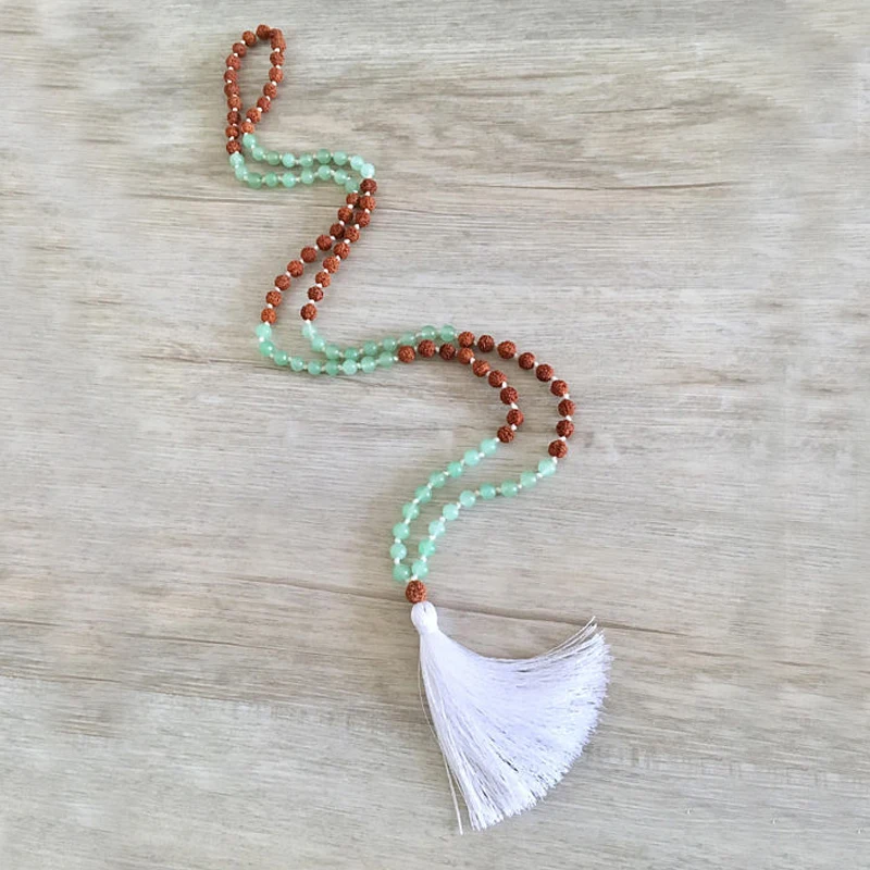 Ожерелье с Зелеными камнями и фотоэлементами белая кисточка 108 бусин ручное