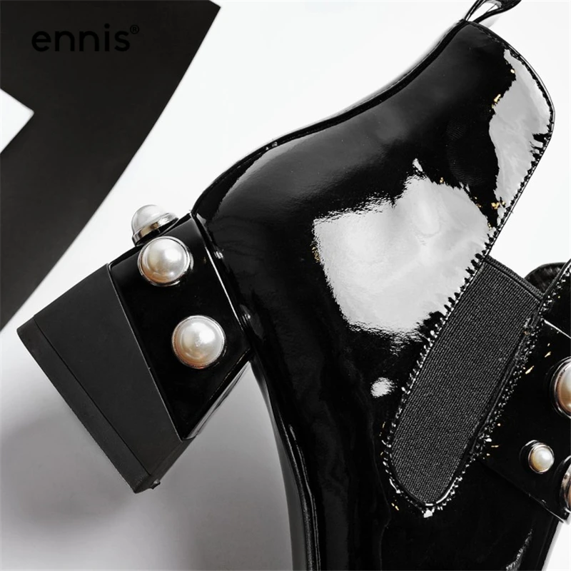 ENNIS/ г.; черные женские ботинки из лакированной кожи, Украшенные бусинами и жемчужинами; Дизайнерская обувь «Челси» с квадратным носком; эластичные короткие ботиночки; A7247