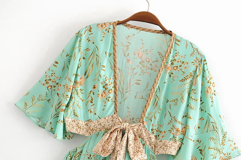 Женское ажурное платье с бантом бирюзовое поясом и глубоким цветочным принтом