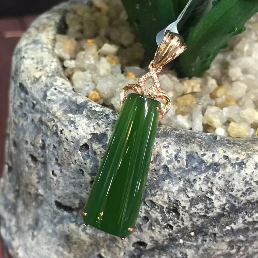 Кулон из 18-каратного золота с инкрустированными нефритовыми каплями и