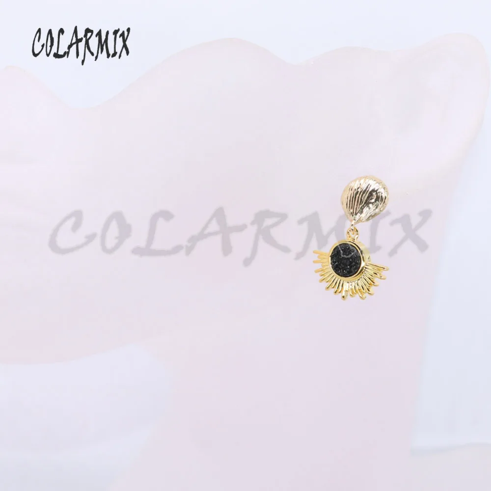 Разноцветные крошечные серьги из геодезического камня секторные золотого цвета