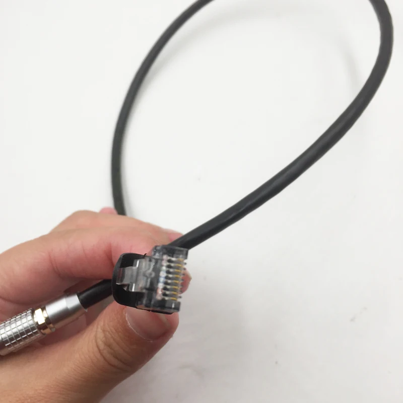 В Cat5e Ethernet RJ45 разъем к красному мцдк 9-контактный кабель передает данные для
