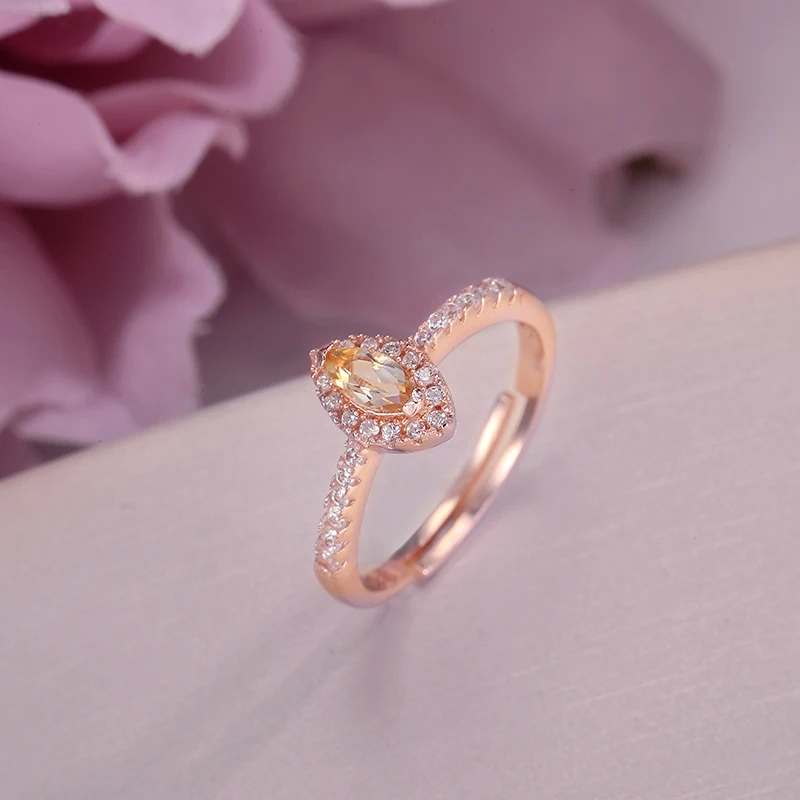 Женское кольцо с цитрином овальное обручальное из серебра 925 пробы желтым камнем