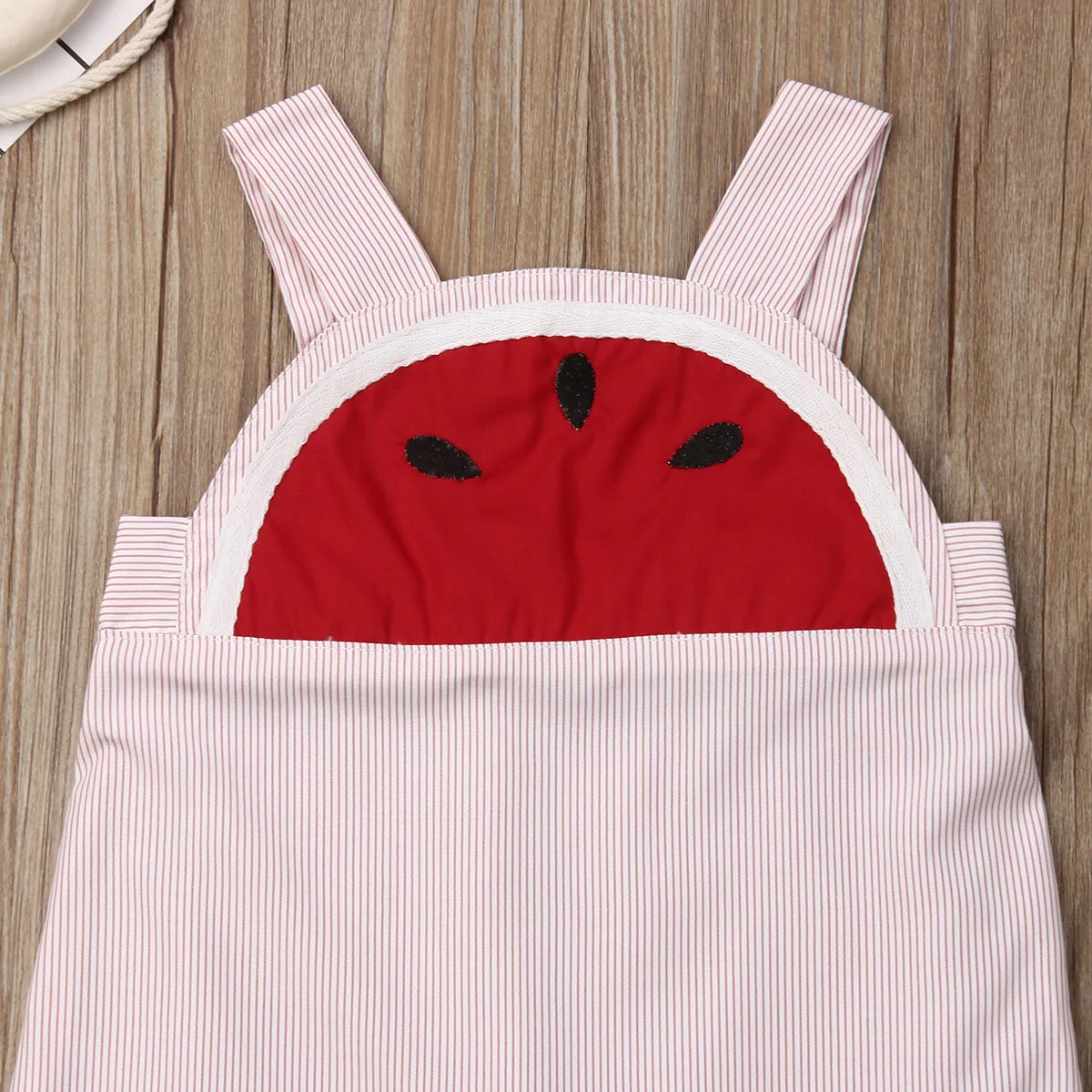 Милый свободный хлопковый комбинезон без рукавов с открытой спиной и рисунком